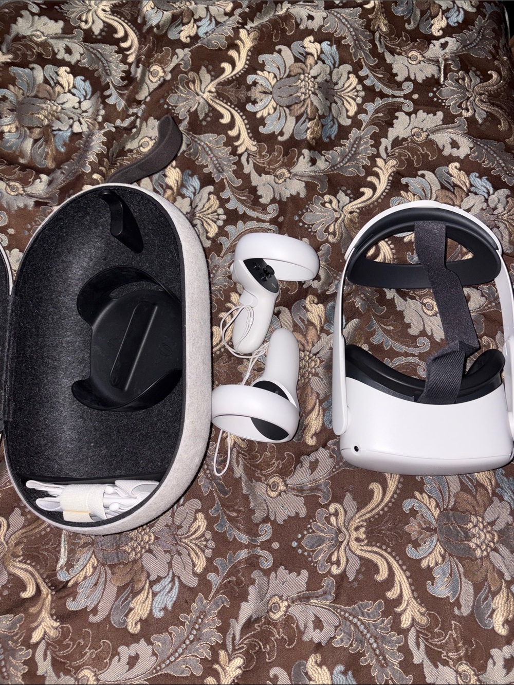 Meta Quest 2 White VR Headset with Controllers